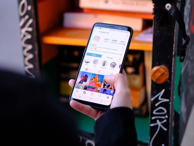 Earn ₹100 daily with YouTube Shorts and Instagram Reels through creative video content.