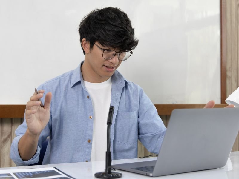 Teach online using your mobile phone and earn ₹100 daily with ease.