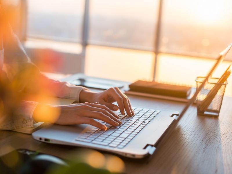 Evergreen guide on how to make money blogging online and build passive income